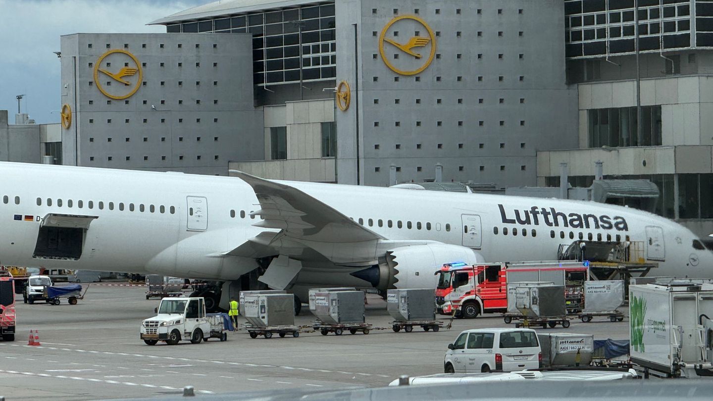 Das Bugfahrwerk eines Lufthansa-Dreamliners knickte vor dem Terminal ein. Foto: Mike Seeboth/dpa