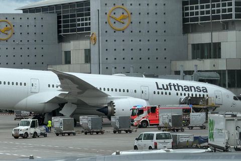Eine Lufthansa-Maschine vom Typ Boeing 787-9 „Dreamliner“ liegt auf dem Bug vor einem Terminal am Frankfurter Flughafen