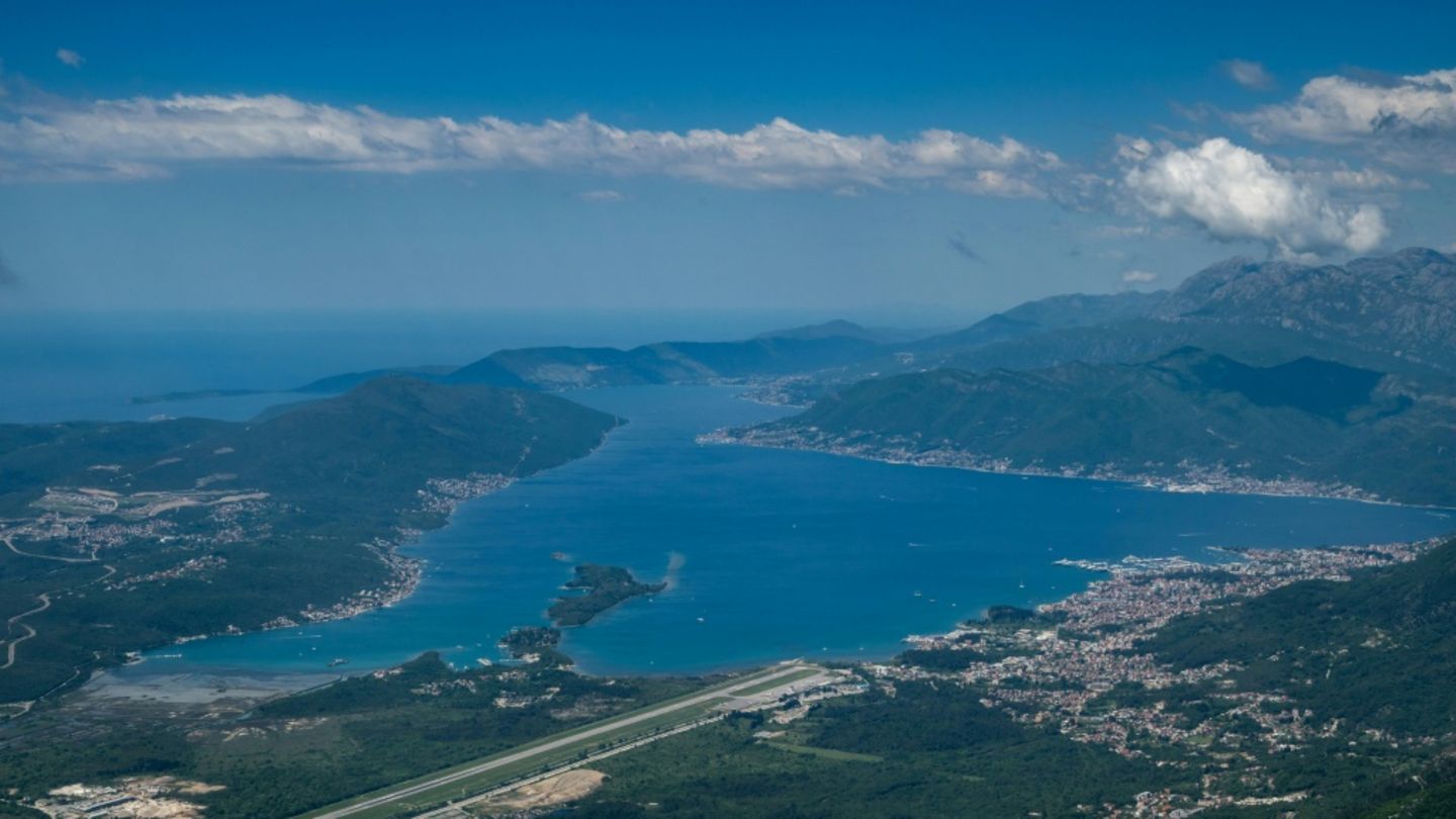 Panorama von Tivat mit Flughafen