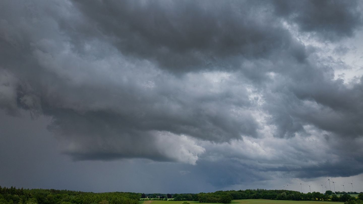 Gewitter ziehen auf. (Archivbild) Foto: Jens Büttner/dpa