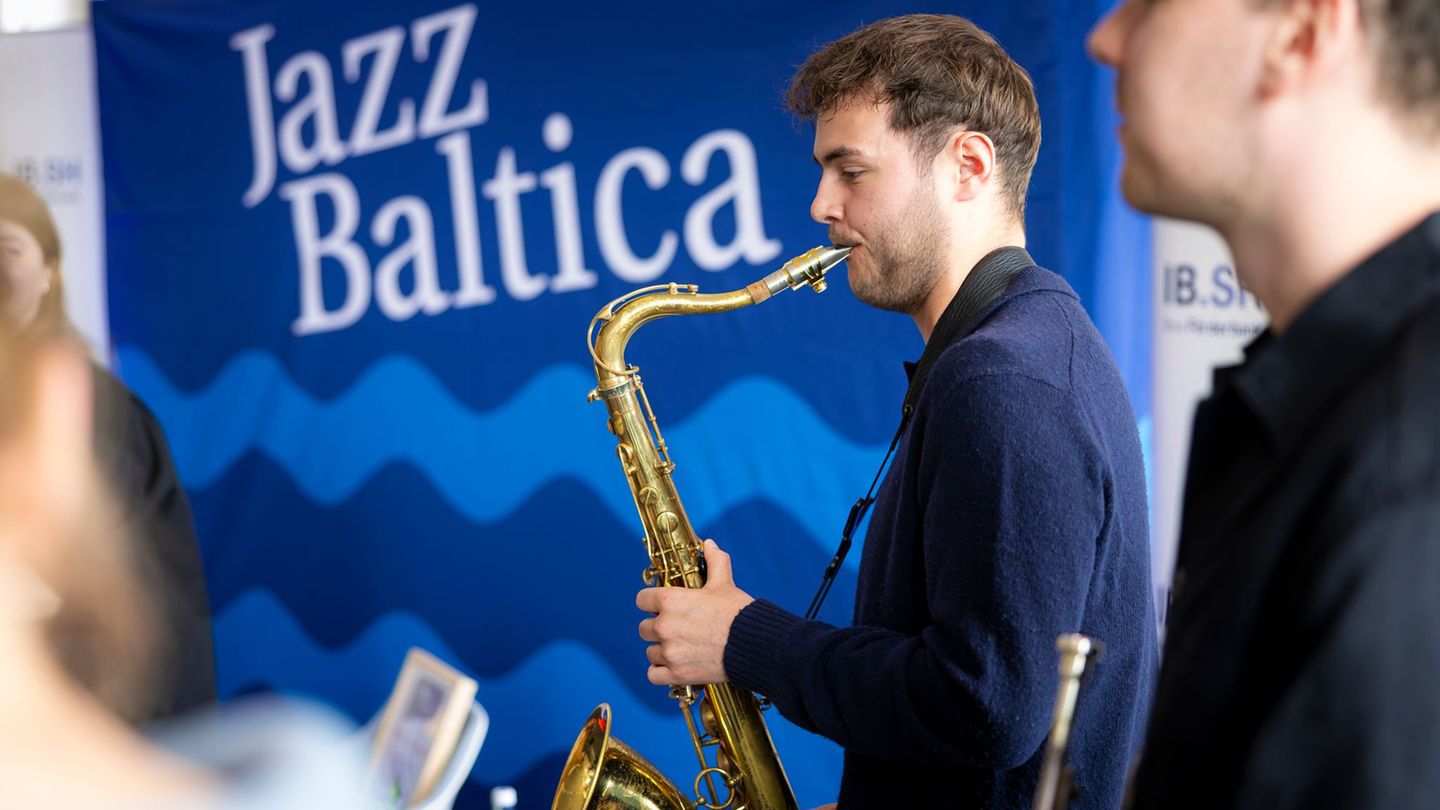 Der Saxofonist Ben Prechtl erhält den IB.SH-JazzAward 2026. (Handout) Foto: Felix König/Agentur 54°/dpa