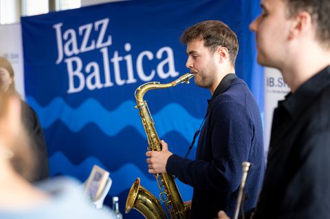 Der Saxofonist Ben Prechtl erhält den IB.SH-JazzAward 2026. (Handout) Foto: Felix König/Agentur 54°/dpa