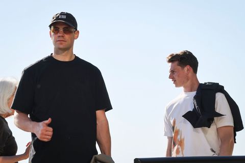 Manuel Neuer (l.) ist mit Jonas Urbig (r.) an der Promenade des Lake Michigan in Chicago. Foto: Christian Charisius/dpa