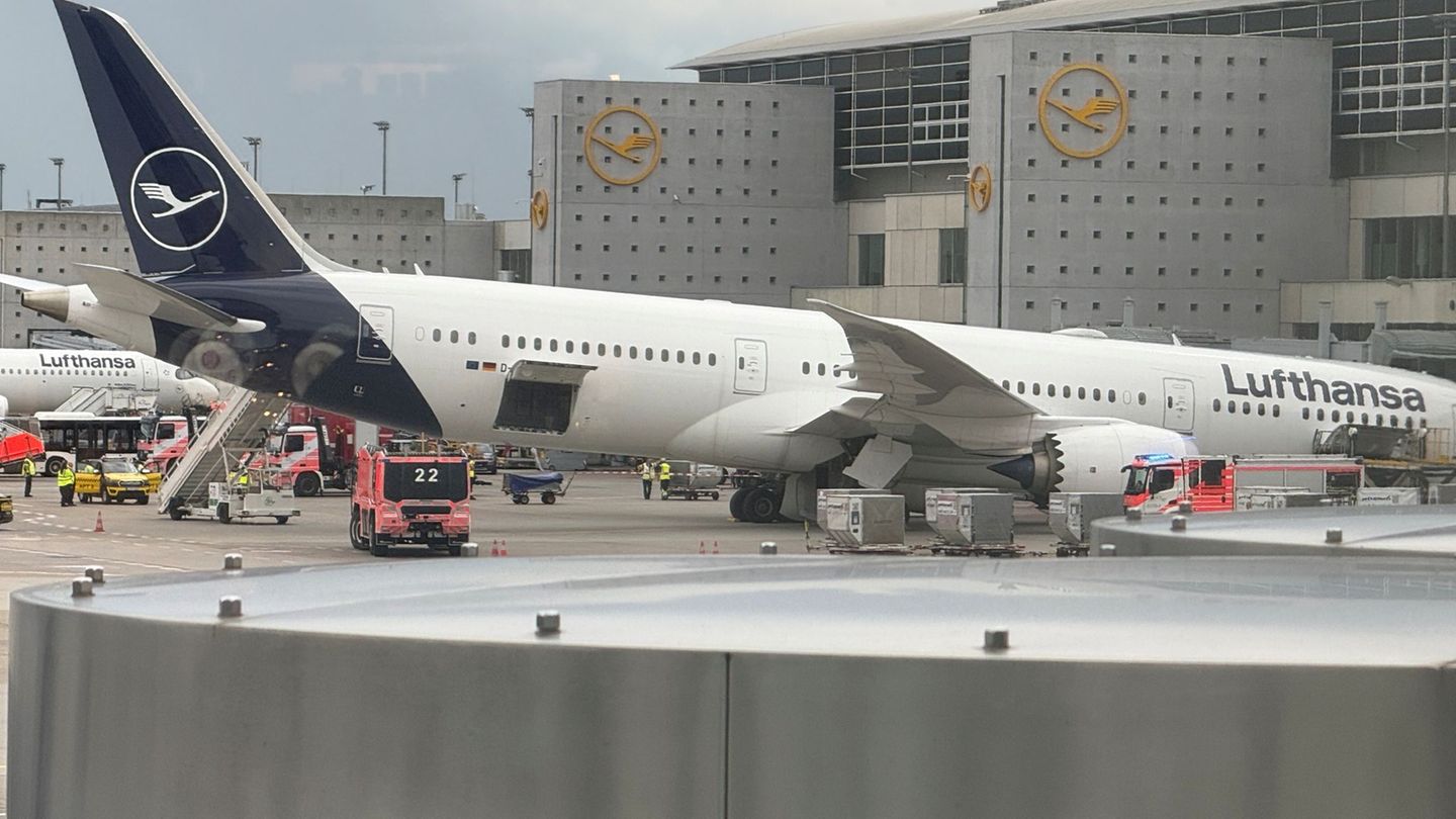 13 Crewmitglieder waren an Bord, als die Maschine das Fahrwerk einklappte. Foto: Mike Seeboth/dpa