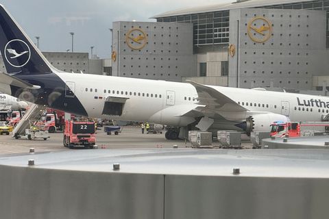 13 Crewmitglieder waren an Bord, als die Maschine das Fahrwerk einklappte. Foto: Mike Seeboth/dpa