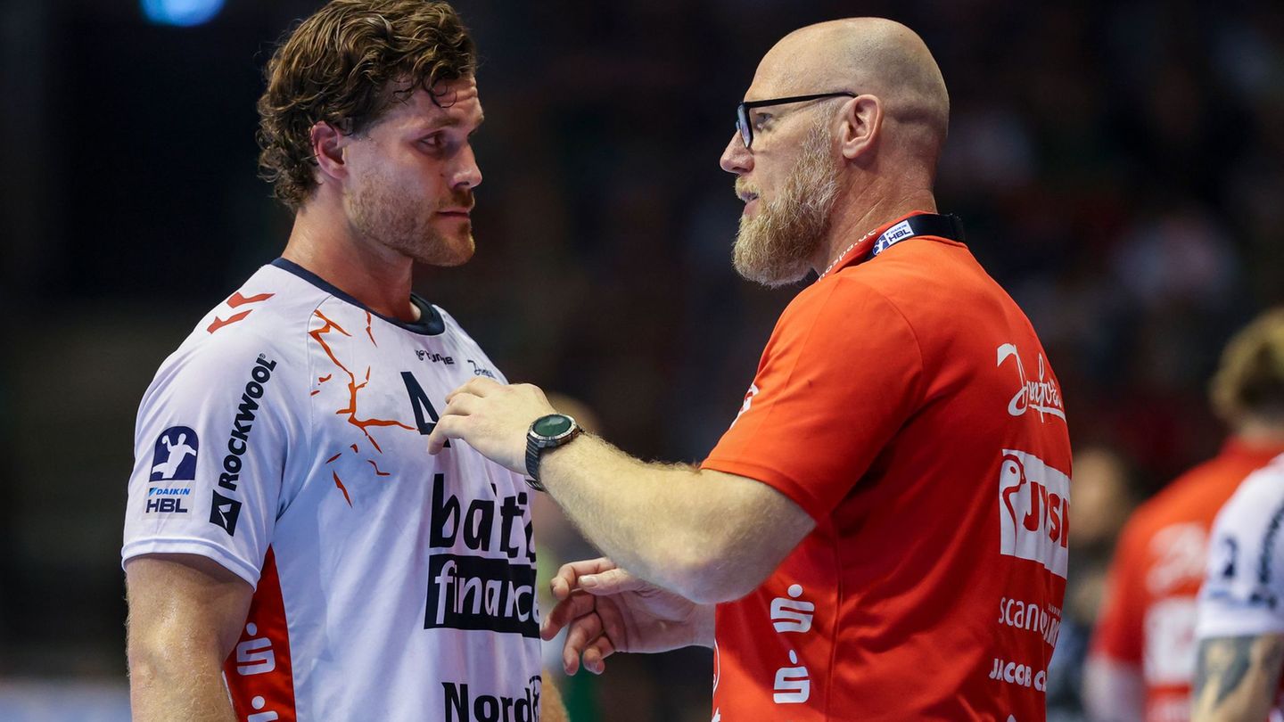 Johannes Golla (l) und Flensburgs Trainer Ales Pajovic bei einer Besprechung. (Archivbild) Foto: Jan Woitas/dpa