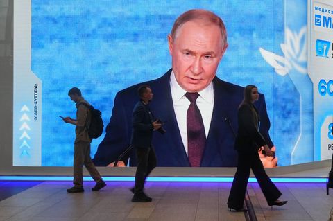 Kremlchef Wladimir Putin weist westliche Warnungen vor einem baldigen Überfall Moskaus auf ein Nato-Land als Unsinn zurück