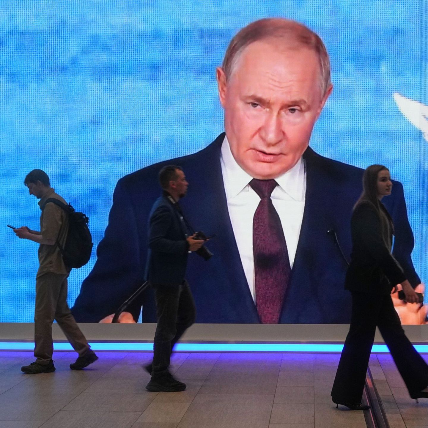 Kremlchef Wladimir Putin weist westliche Warnungen vor einem baldigen Überfall Moskaus auf ein Nato-Land als Unsinn zurück
