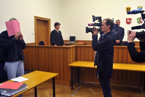 Der mutmaßliche dreifache „Maskenmann“-Kindesmörder Martin N. 2011 im Verhandlungssaal des Landgerichts Stade