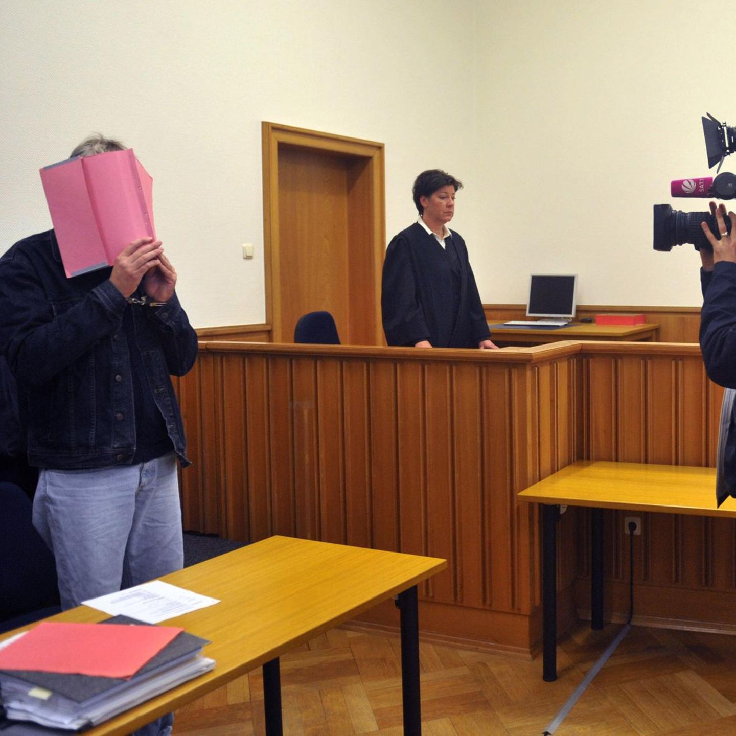 Der mutmaßliche dreifache „Maskenmann“-Kindesmörder Martin N. 2011 im Verhandlungssaal des Landgerichts Stade