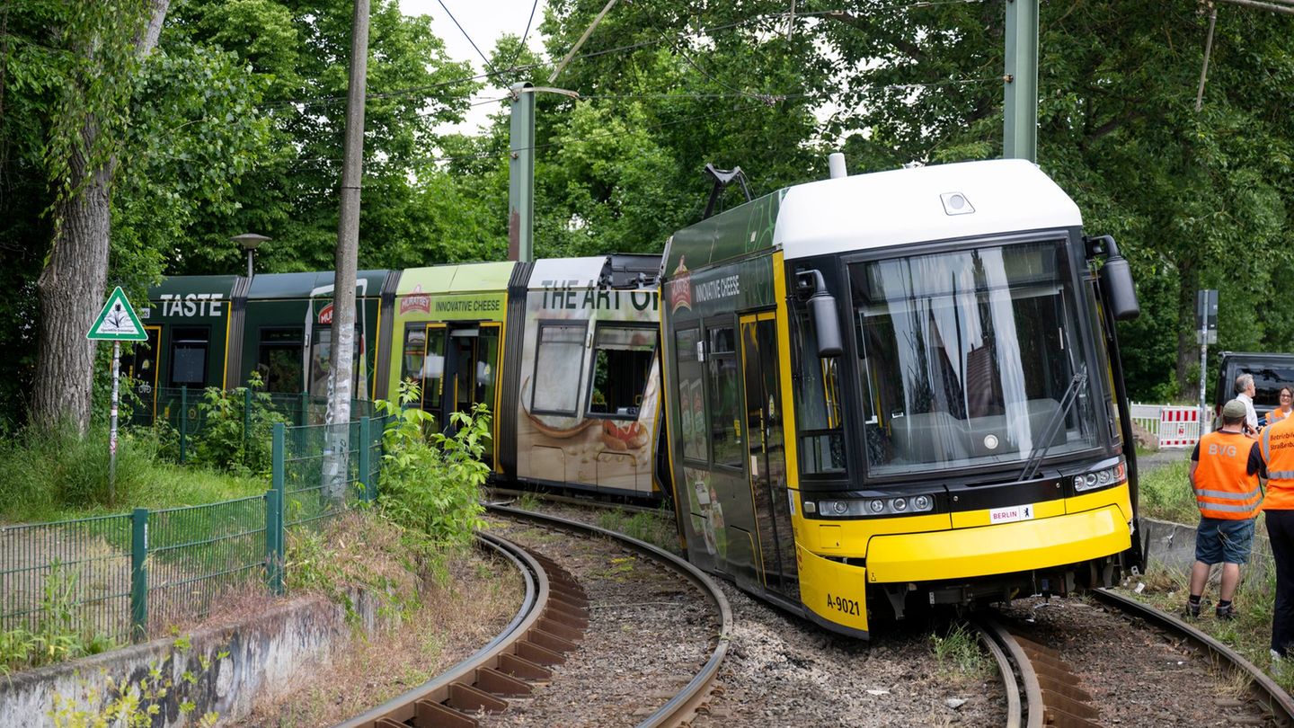 Die Tram entgleiste. (Archivbild) Foto: Christophe Gateau/dpa