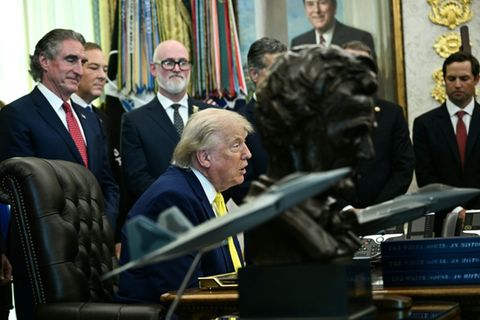 Donald Trump mit Mitarbeitern im Weißen Haus