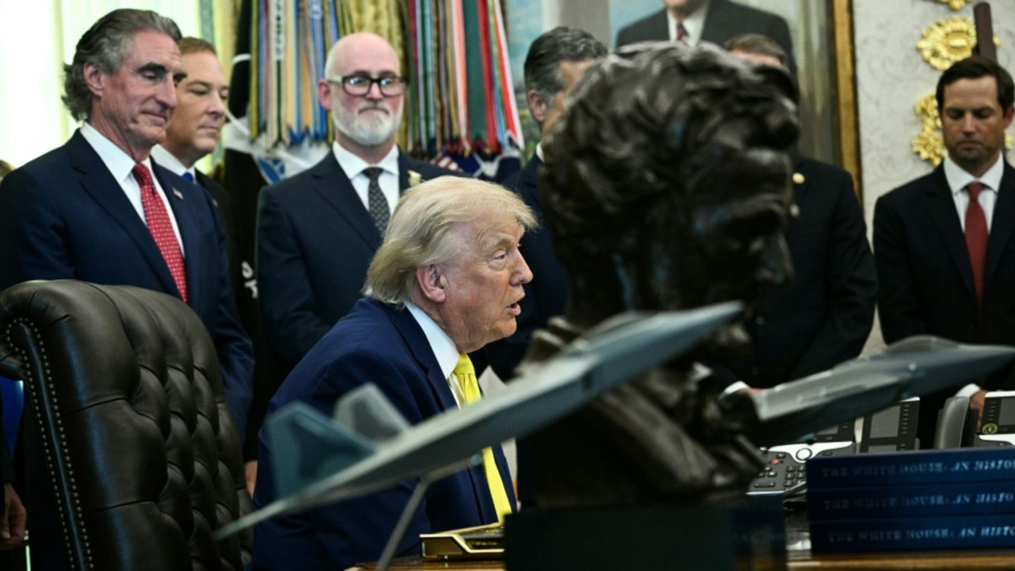 Donald Trump mit Mitarbeitern im Weißen Haus