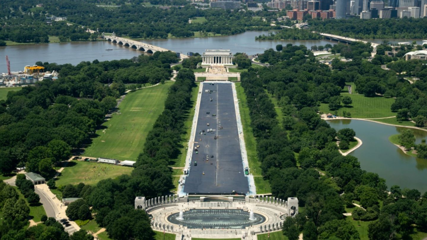 Blick auf Lincoln-Denkmal (oben Mitte) und Potomac