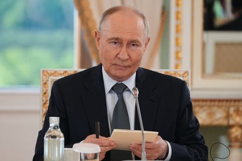 Der russische Präsident Wladimir Putin gab sich vor internationalen Journalisten zuversichtlich. Foto: Dmitri Lovetsky/AP/dpa