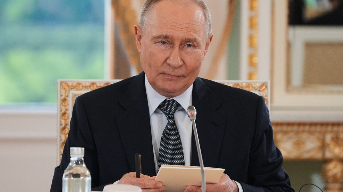 Der russische Präsident Wladimir Putin gab sich vor internationalen Journalisten zuversichtlich. Foto: Dmitri Lovetsky/AP/dpa