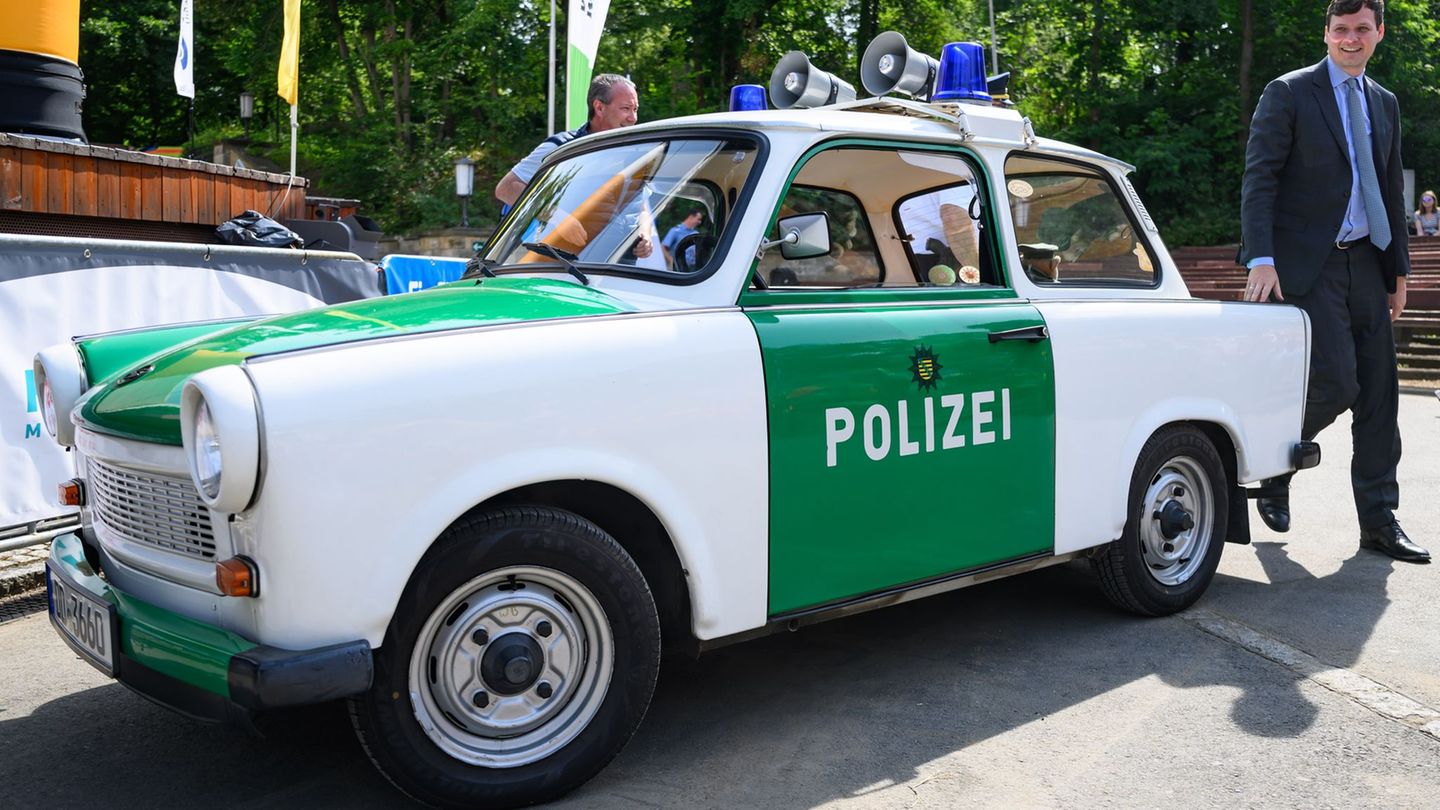 Sachsens Innenminister Conrad Clemens muss sich vor dem Amtsgericht Weißwasser wegen eines Verkehrsdelikts verantworten. (Archiv