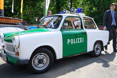Sachsens Innenminister Conrad Clemens muss sich vor dem Amtsgericht Weißwasser wegen eines Verkehrsdelikts verantworten. (Archiv