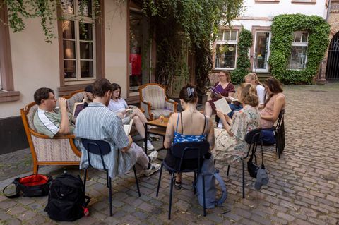 Gemeinsam und doch irgendwie auch für sich mit dem Buch, das ist Teil des Konzepts des Silent Book Clubs in Mainz und anderer ve