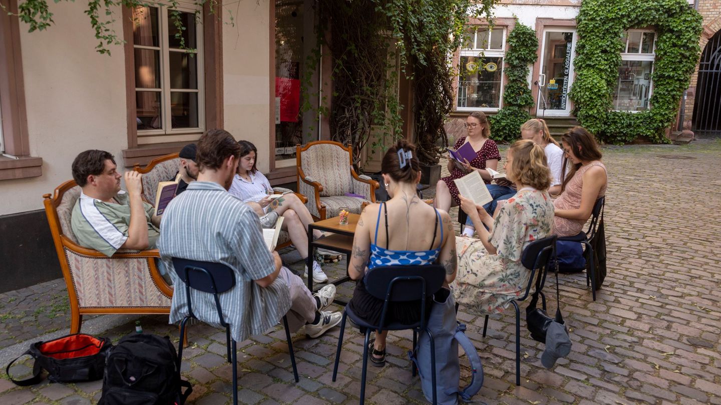 Gemeinsam und doch irgendwie auch für sich mit dem Buch, das ist Teil des Konzepts des Silent Book Clubs in Mainz und anderer ve