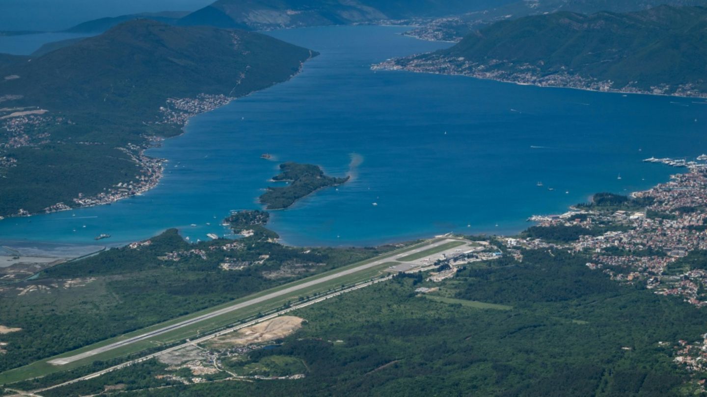 Panorama von Tivat, mit Flughafen