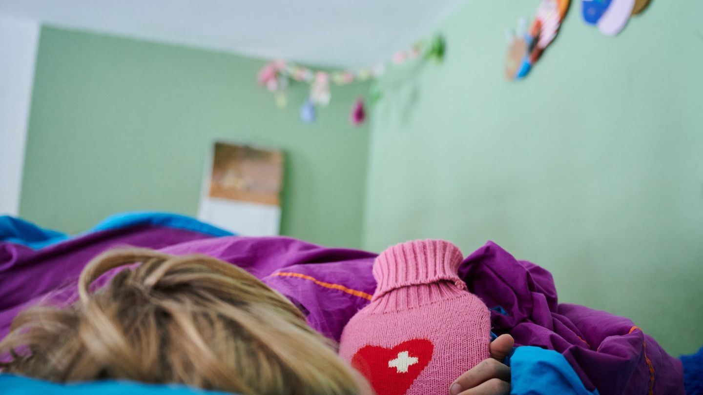 Auch in Rheinland-Pfalz bleiben meist die Mütter daheim, wenn das Kind krank ist. (Symbolbild) Foto: Annette Riedl/dpa