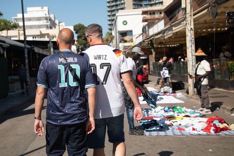 Der Verkauf gefälschter Trikots findet in Urlaubsregionen vielfach auf offener Straße statt. Foto: Clara Margais/dpa