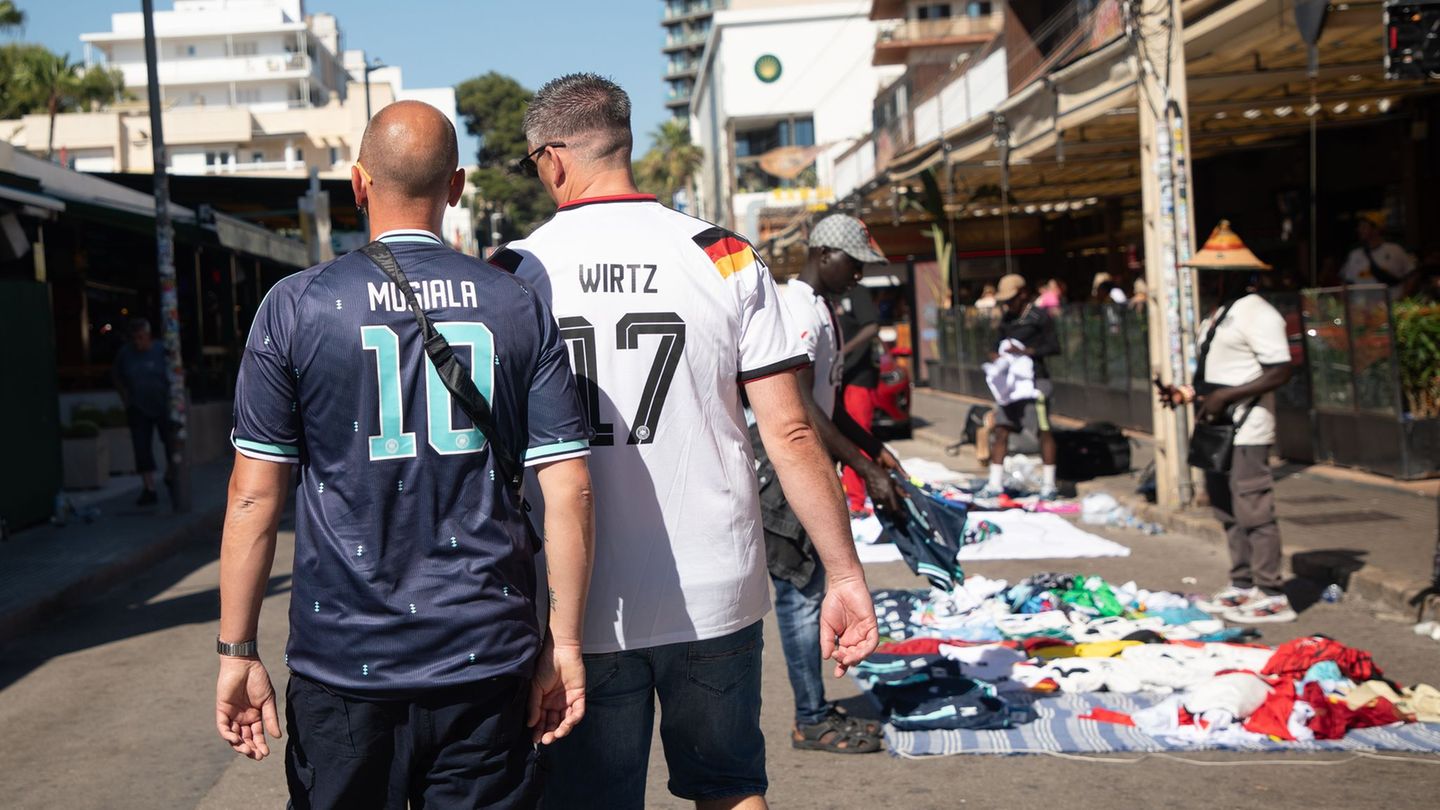 Der Verkauf gefälschter Trikots findet in Urlaubsregionen vielfach auf offener Straße statt. Foto: Clara Margais/dpa