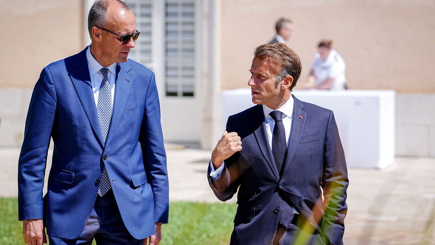 Merz (l) und Macron wollen den EU-Beitrittsprozess gemeinsam beschleunigen. (Archivbild) Foto: Kay Nietfeld/dpa