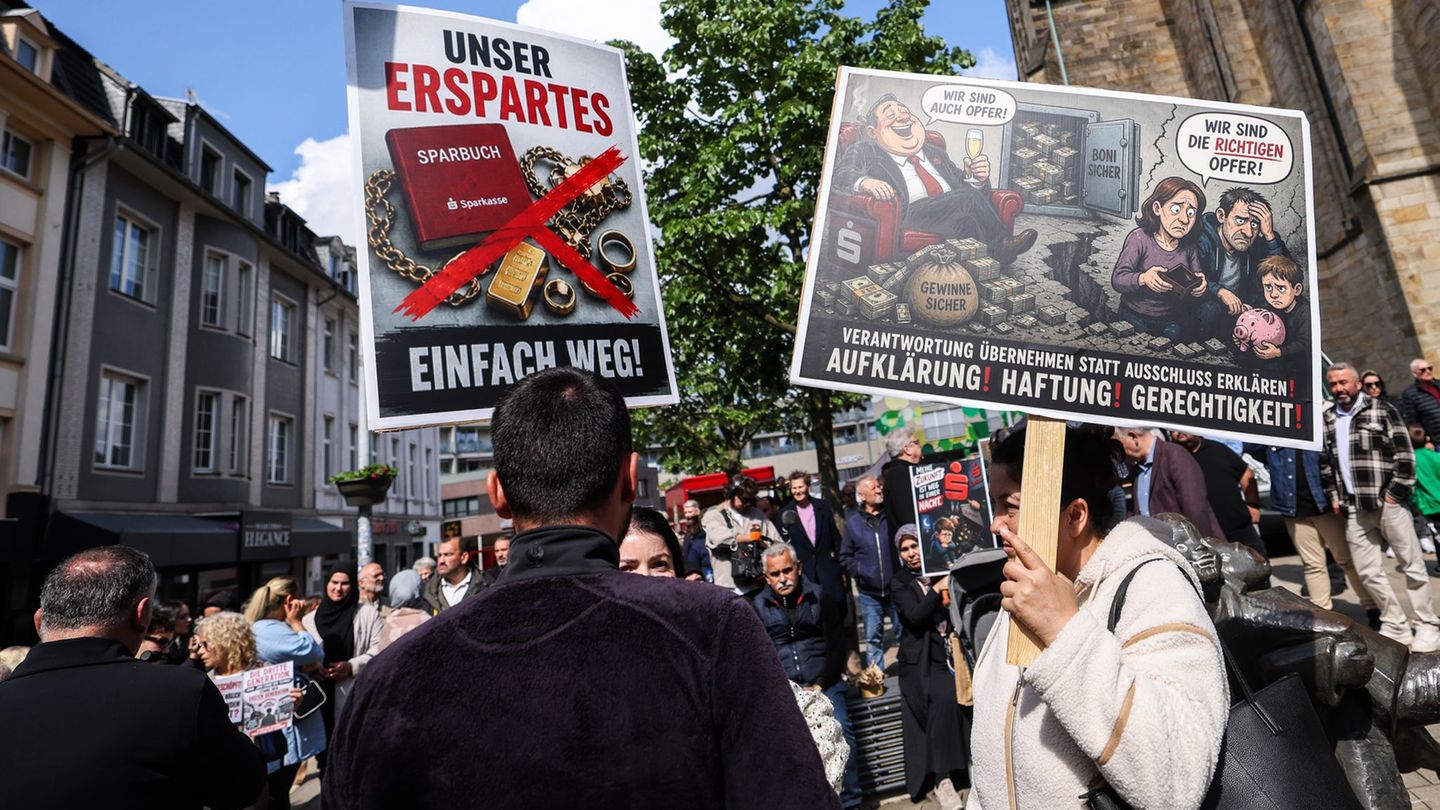 „Unser Erspartes - einfach weg“, klagten geschädigte Sparkassenkunden Anfang Mai bei einer Kundgebung in Gelsenkirchen. Jetzt be