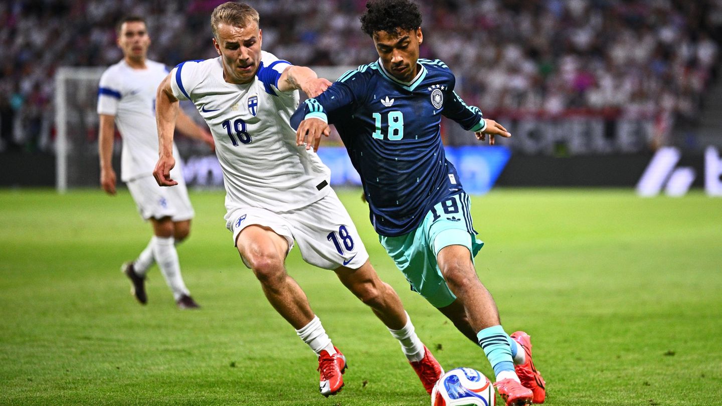Jung, schnell und umworben: Nathaniel Brown (r) in Aktion beim 4:0 gegen Finnland. (Archivild) Foto: Tom Weller/dpa