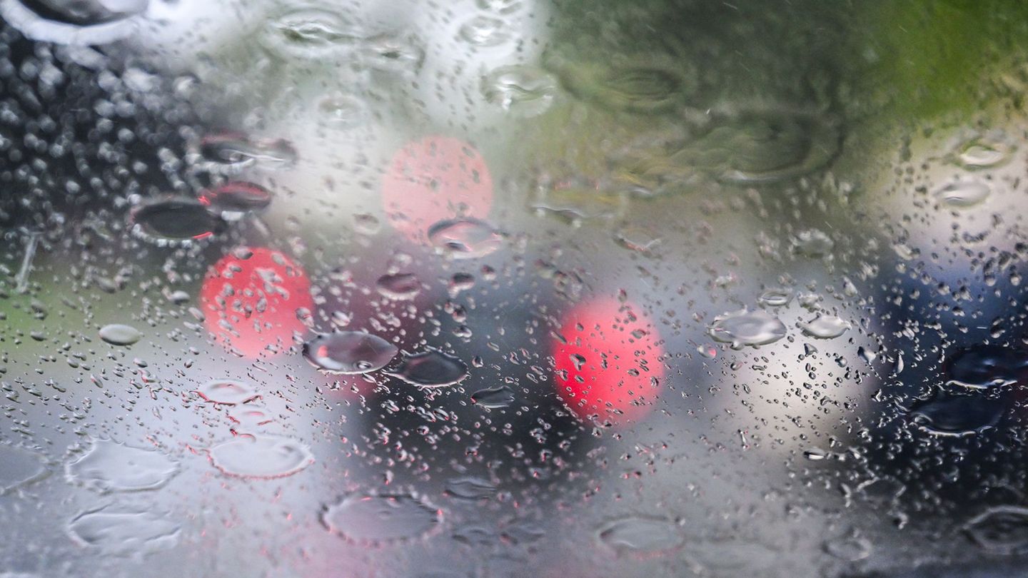 Heute und am Sonntag sind Schauer zu erwarten. (Archivbild) Foto: Jens Kalaene/dpa