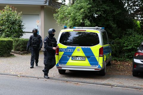 Die Polizei ist seit dem frühen Morgen in Leverkusen im Einsatz. Foto: Christoph Reichwein/dpa