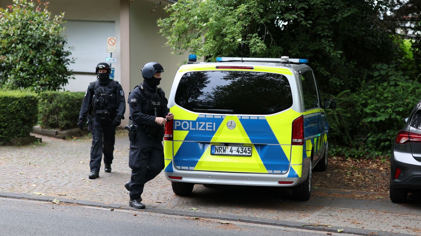 Die Polizei ist seit dem frühen Morgen in Leverkusen im Einsatz. Foto: Christoph Reichwein/dpa