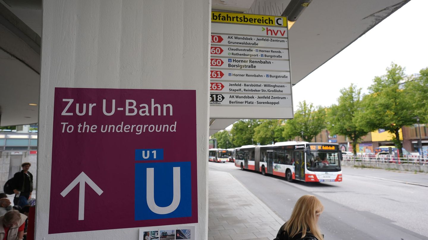 Ersatzbusse verkehren im gesperrten Bereich von den U-Bahn-Haltestellen aus. (Archivbild) Foto: Marcus Brandt/dpa