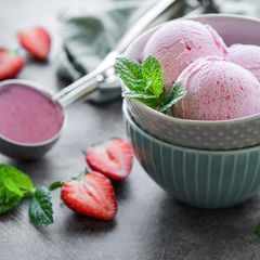 Hausgemachtes Erdbeereis mit frischen Erdbeeren