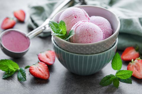 Hausgemachtes Erdbeereis mit frischen Erdbeeren