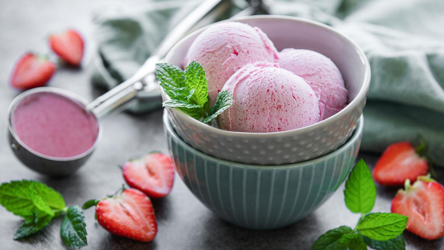 Hausgemachtes Erdbeereis mit frischen Erdbeeren