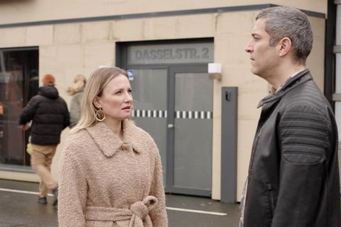 „Alles was zählt“: Isabelle (l.) erkennt verunsichert, dass es Dragan (r.) mit seinem Drang nach Selbstständigkeit ernst ist.