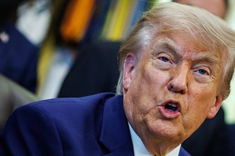 Donald Trump findet, er übertrifft mit seiner Bühnenpräsenz Elvis.