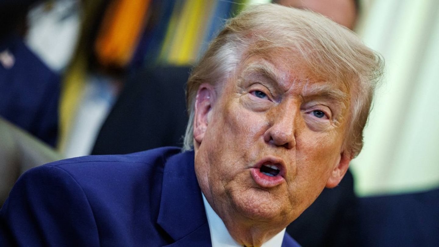 Donald Trump findet, er übertrifft mit seiner Bühnenpräsenz Elvis.