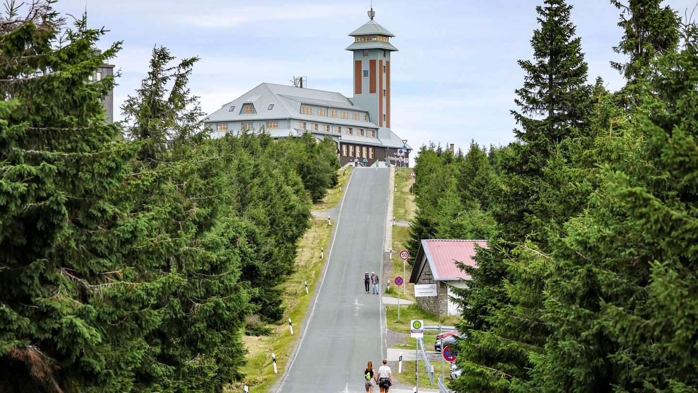 Deutsche Urlauberinnen und Urlauber kommen gern ins Erzgebirge. (Archivbild) Foto: Jan Woitas/dpa