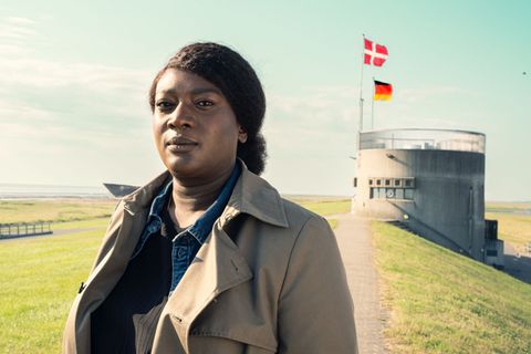 Fallanalystin Gloria Acheampong (Thelma Buabeng) wird vom BKA an die deutsch-dänische Grenze geschickt, um eine Mordserie aufzuklären. "Die Polizistin und die Sprache des Todes" war 2024 der erste Film einer neuen Reihe von Lars Becker ("Nachtschicht"). Film zwei, der noch kommt, spielt in Frankfurt.