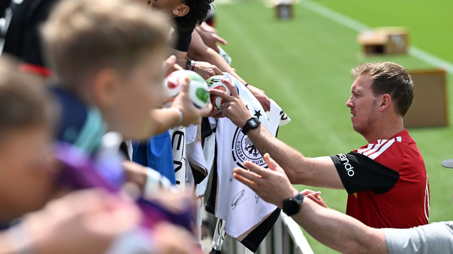 Julian Nagelsmann schreibt Autogramme für Fans der Nationalmannschaft (Archivbild). Foto: Federico Gambarini/dpa
