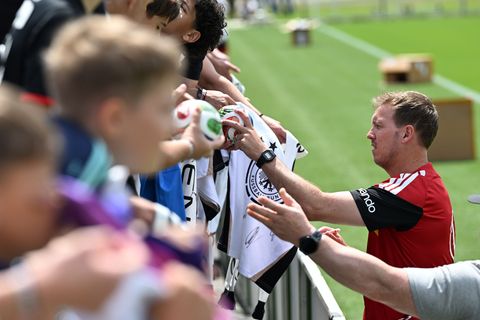 Julian Nagelsmann schreibt Autogramme für Fans der Nationalmannschaft (Archivbild). Foto: Federico Gambarini/dpa