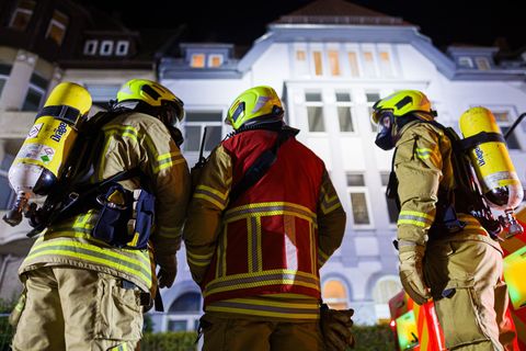 Fünf Personen wurden bei dem Brand verletzt. Foto: Moritz Frankenberg/dpa