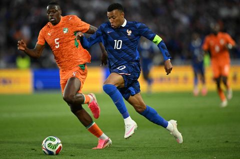 Kylian Mbappé (r.) mühte sich vergeblich gegen die Elfenbeinküste und Verteidiger Wilfried Stephane Singo