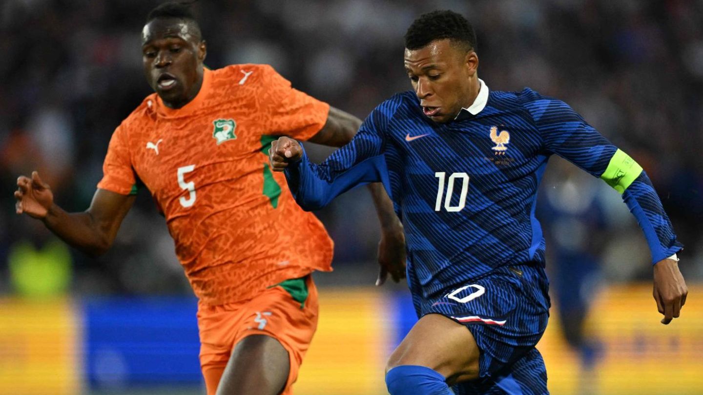 Kylian Mbappé (r.) mühte sich vergeblich gegen die Elfenbeinküste und Verteidiger Wilfried Stephane Singo