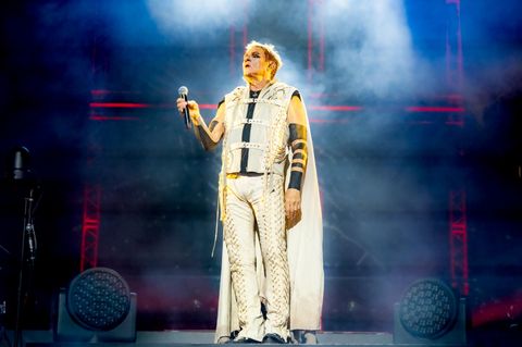 Simon Le Bon auf der Bühne, er hat dunkel geschminkte Augen