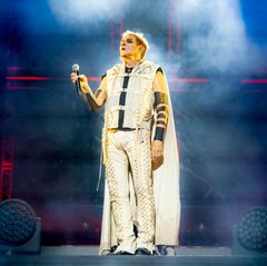 Simon Le Bon auf der Bühne, er hat dunkel geschminkte Augen
